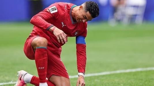 Hành động lạ của Ronaldo giữa trận Bồ Đào Nha - Colombia