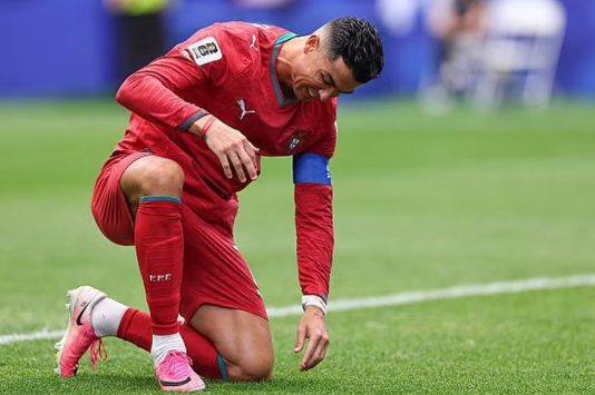 Hành động lạ của Ronaldo giữa trận Bồ Đào Nha - Colombia