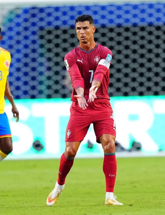 Hành động lạ của Ronaldo giữa trận Bồ Đào Nha - Colombia
