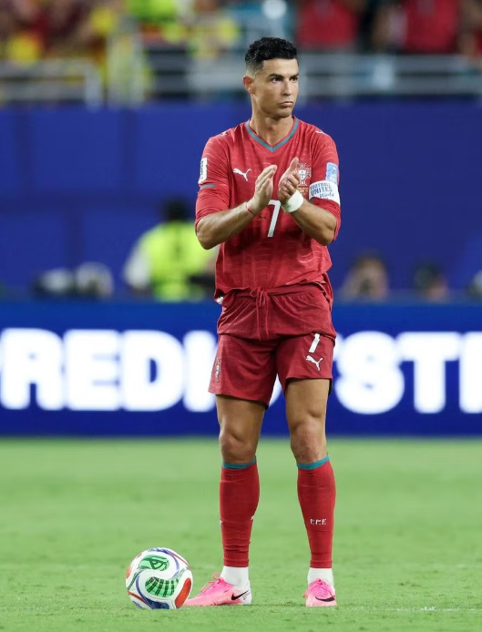 Hành động lạ của Ronaldo giữa trận Bồ Đào Nha - Colombia