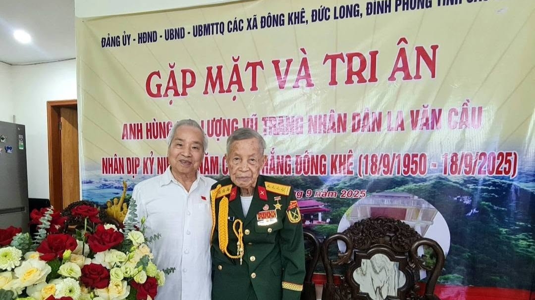 Nhớ Anh hùng La Văn Cầu, người đã trao cho tôi chiếc khăn quàng đỏ và truyền ngọn lửa niềm tin