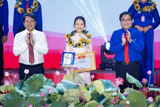 Phương Mỹ Chi nhận danh hiệu "Thanh niên tiên tiến TPHCM làm theo lời Bác" 2026 Phương Mỹ Chi nhận danh hiệu "Thanh niên tiên tiến TPHCM làm theo lời Bác" 2026