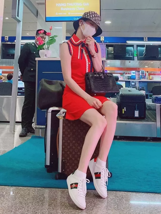 Ngắm thời trang sân bay 'sặc mùi tiền' của Lệ Quyên: Outfit xuề xòa cũng phủ kín hàng hiệu