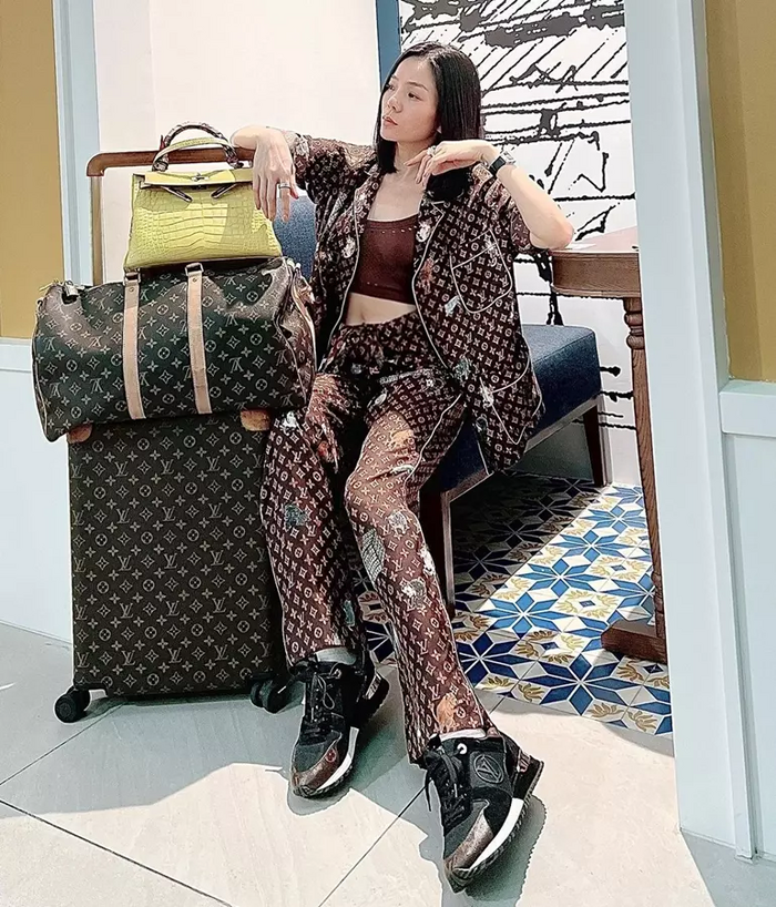 Ngắm thời trang sân bay 'sặc mùi tiền' của Lệ Quyên: Outfit xuề xòa cũng phủ kín hàng hiệu