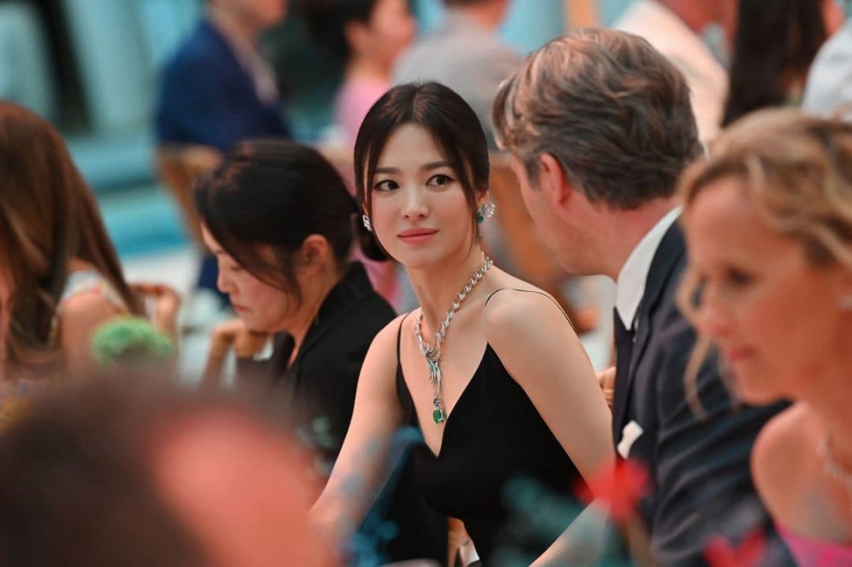 Song Hye Kyo toả sáng tựa nữ thần tại sự kiện thời trang ở Pháp