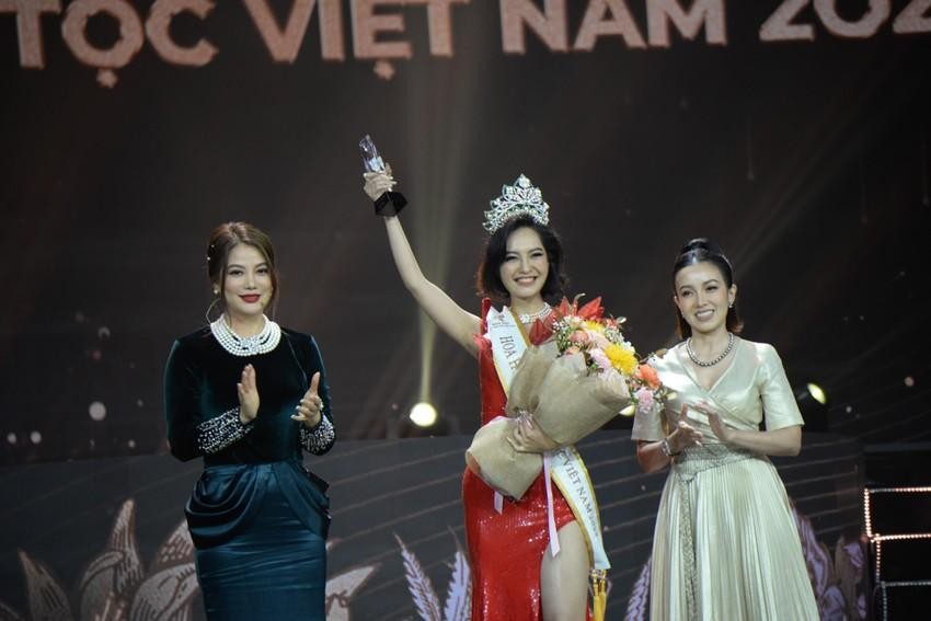 Hoa hậu Nông Thúy Hằng nói gì về tin đồn cặp đại gia có vợ, PR phim 18+?