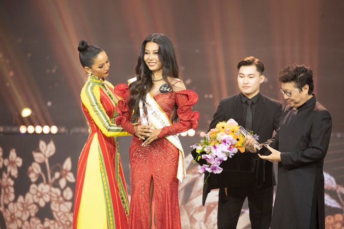 Chuyện hề hước nhất giới sắc đẹp: Hoa hậu Dân tộc bị 'ngâm giấm', mất suất thi quốc tế vào tay Á hậu 2