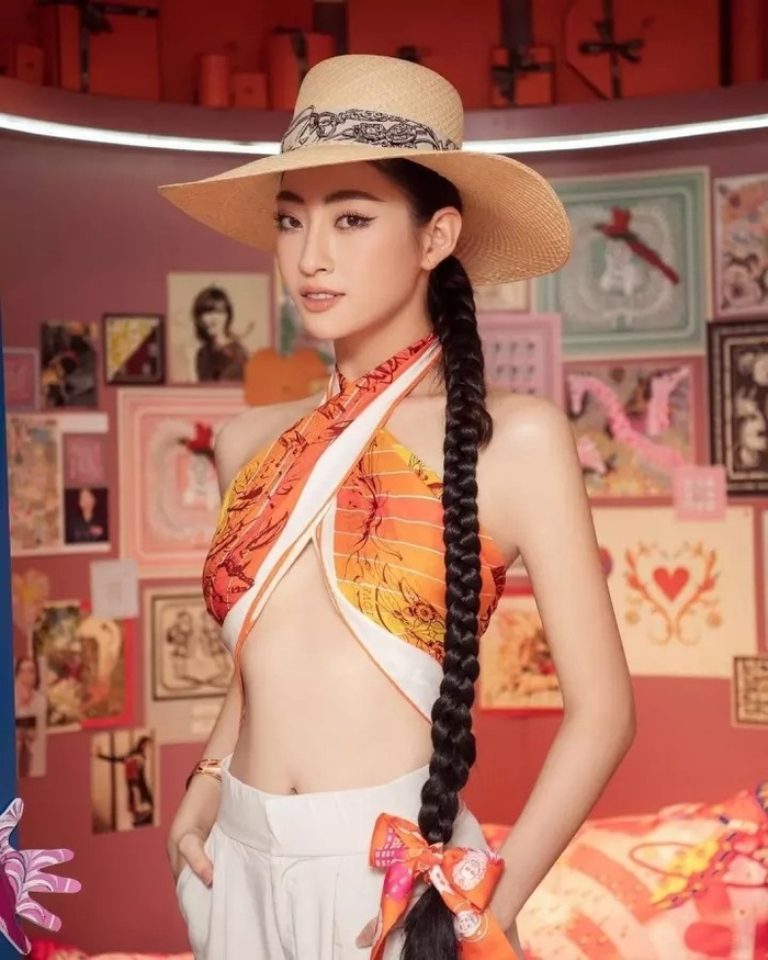 Hoa hậu Lương Thùy Linh lăng xê mốt quấn khăn thành áo, khoe dáng nuột cùng vòng 1 mini