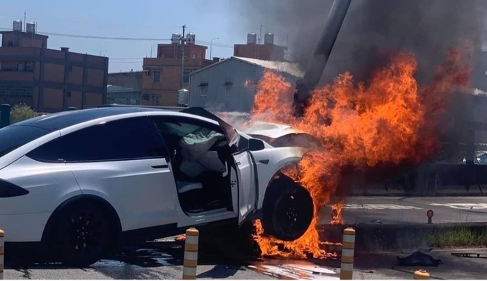 'Tiểu Thiên Vương' Lâm Chí Dĩnh và con trai gặp tai nạn, đầu xe ô tô bốc cháy dữ dội