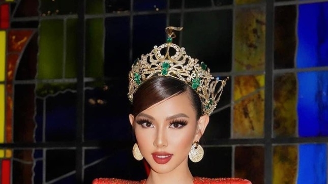 Quản lý hé lộ nguyên nhân vương miện 12 tỷ đồng của Hoa hậu Thùy Tiên gặp sự cố ở châu Âu