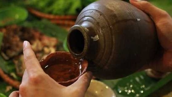 Vì sao người xưa lại nói: 'Trà đầy khinh người, rượu đầy kính người'?