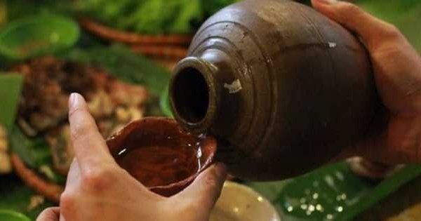 Vì sao người xưa lại nói: 'Trà đầy khinh người, rượu đầy kính người'?