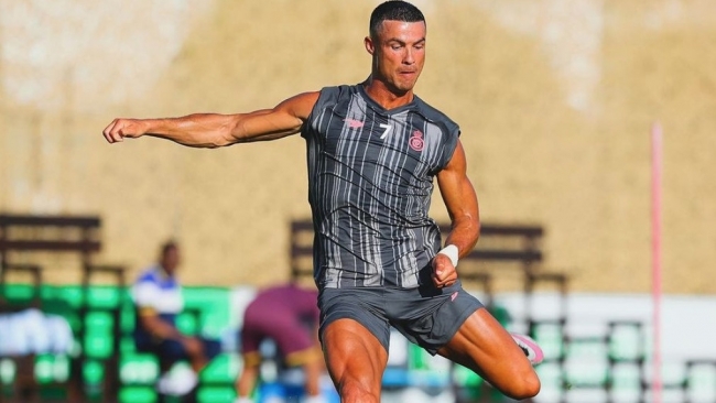 Ronaldo khoe cơ bắp sau kỳ nghỉ hè