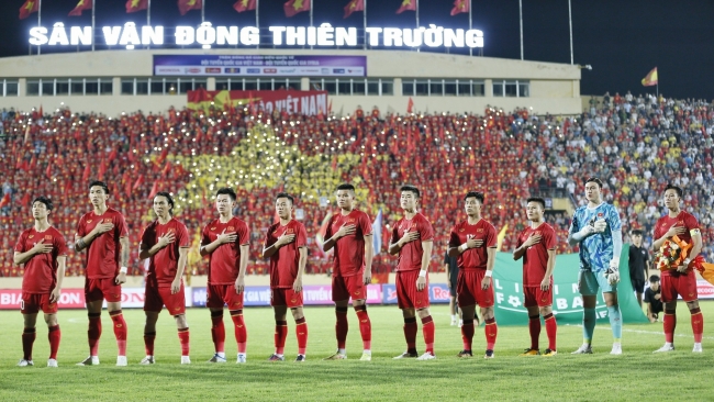 Đội tuyển Việt Nam trở lại "chảo lửa" khiến HLV Troussier xúc động
