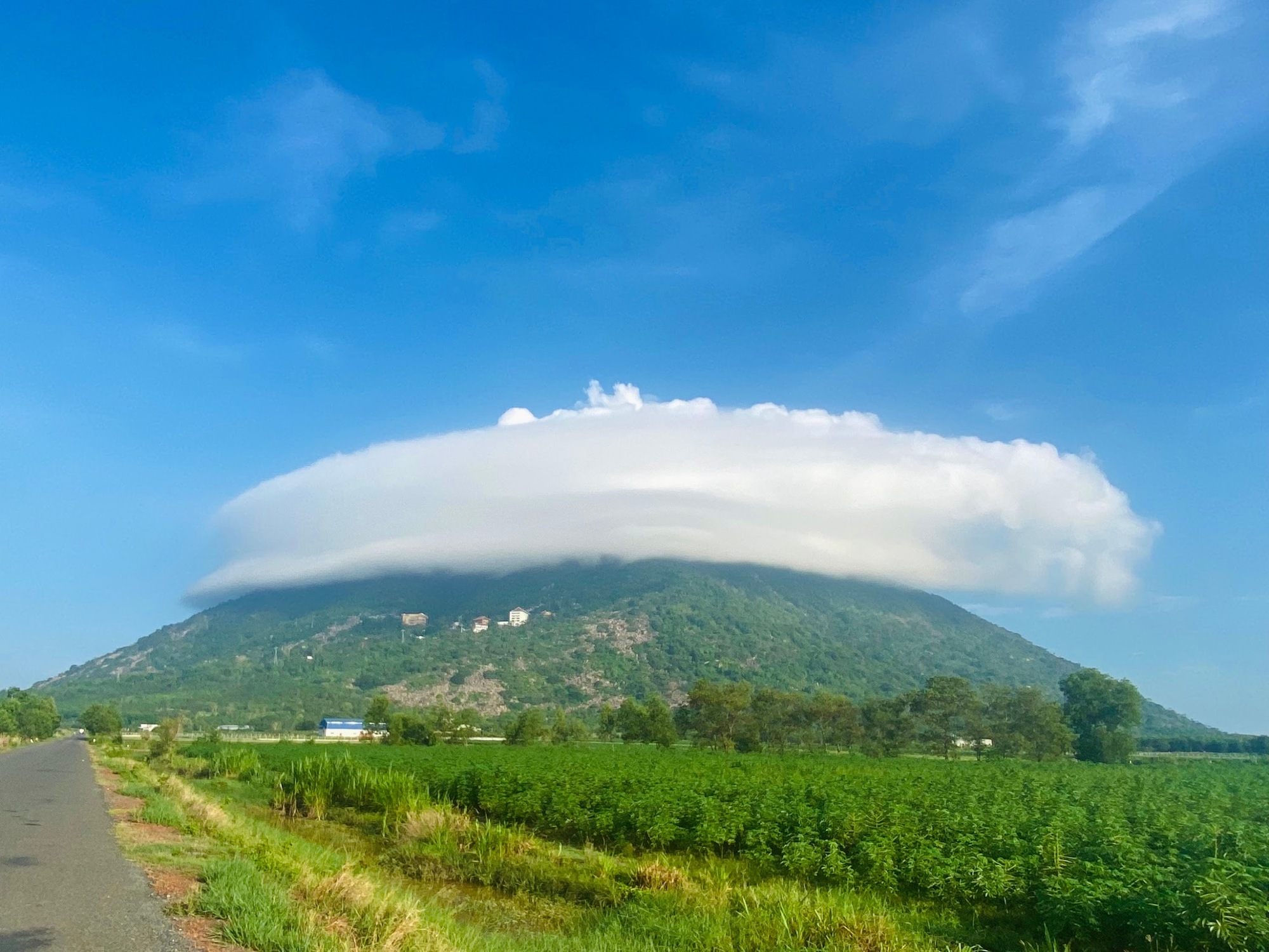 Săn “mây đĩa bay” trên đỉnh núi Bà – “hot trend” tại Tây Ninh