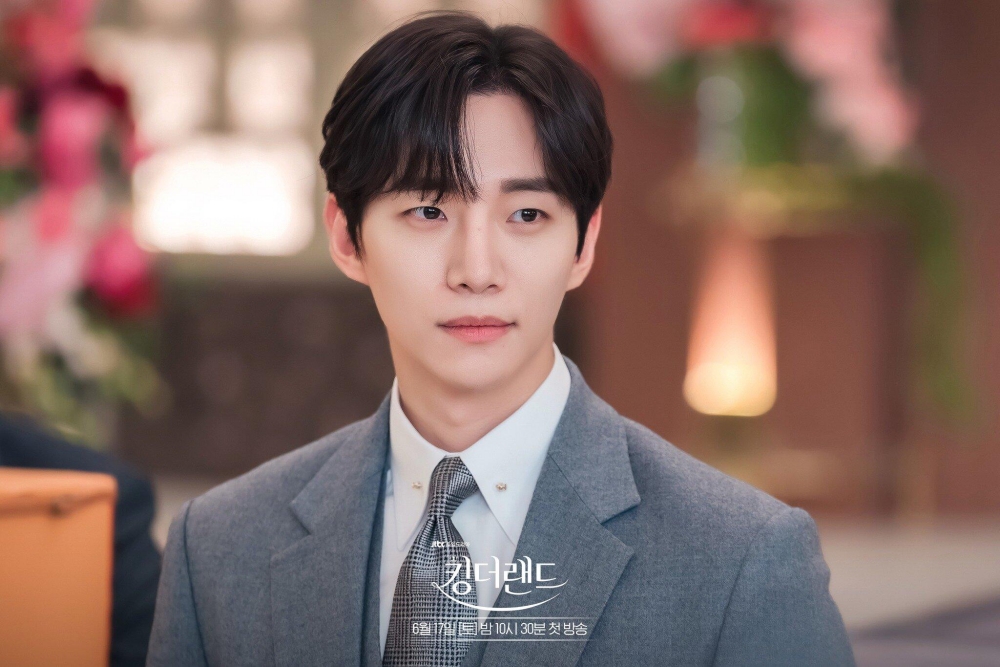 Ca sĩ lấn sân diễn viên Lee Junho đắt show sau phim "King The Land"