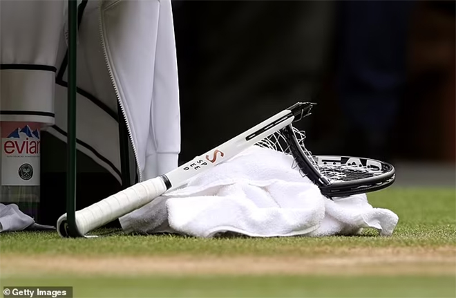 Djokovic đập vợt đầy tức tối khi thua Alcaraz, fan ngay lập tức so sánh với Federer và Nadal