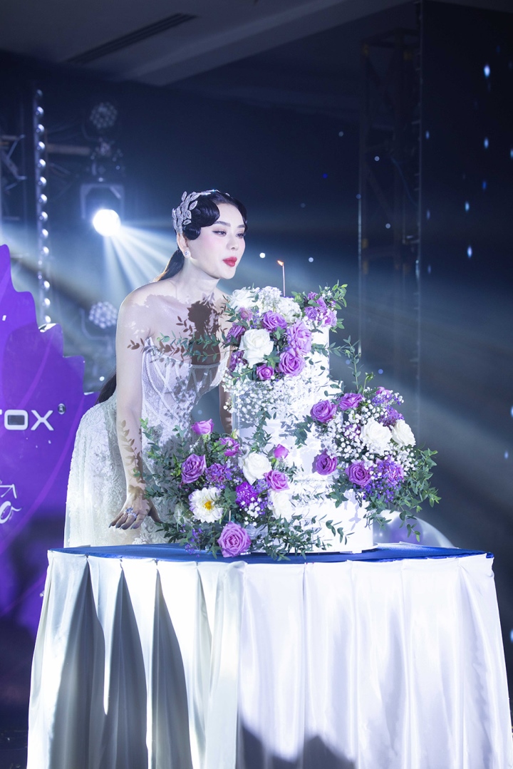 Lâm Khánh Chi tổ chức tiệc sinh nhật với 1.000 người tham dự Lâm Khánh Chi tổ chức tiệc sinh nhật với 1.000 người tham dự