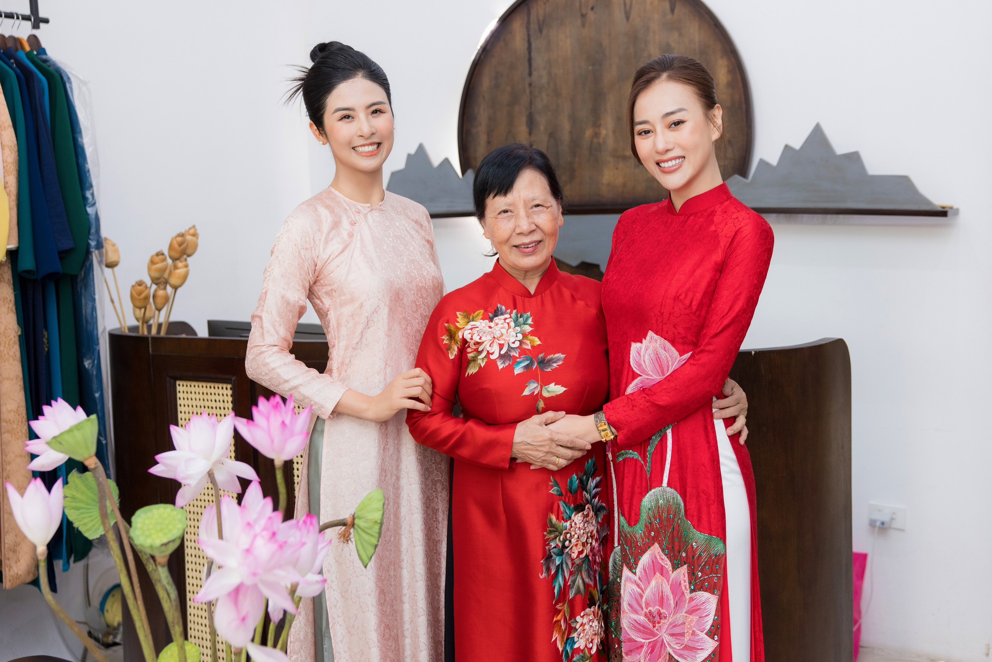 Phương Oanh và mẹ Shark Bình thử áo dài cưới: Ngọc Hân tiết lộ thái độ "mẹ chồng - nàng dâu"
