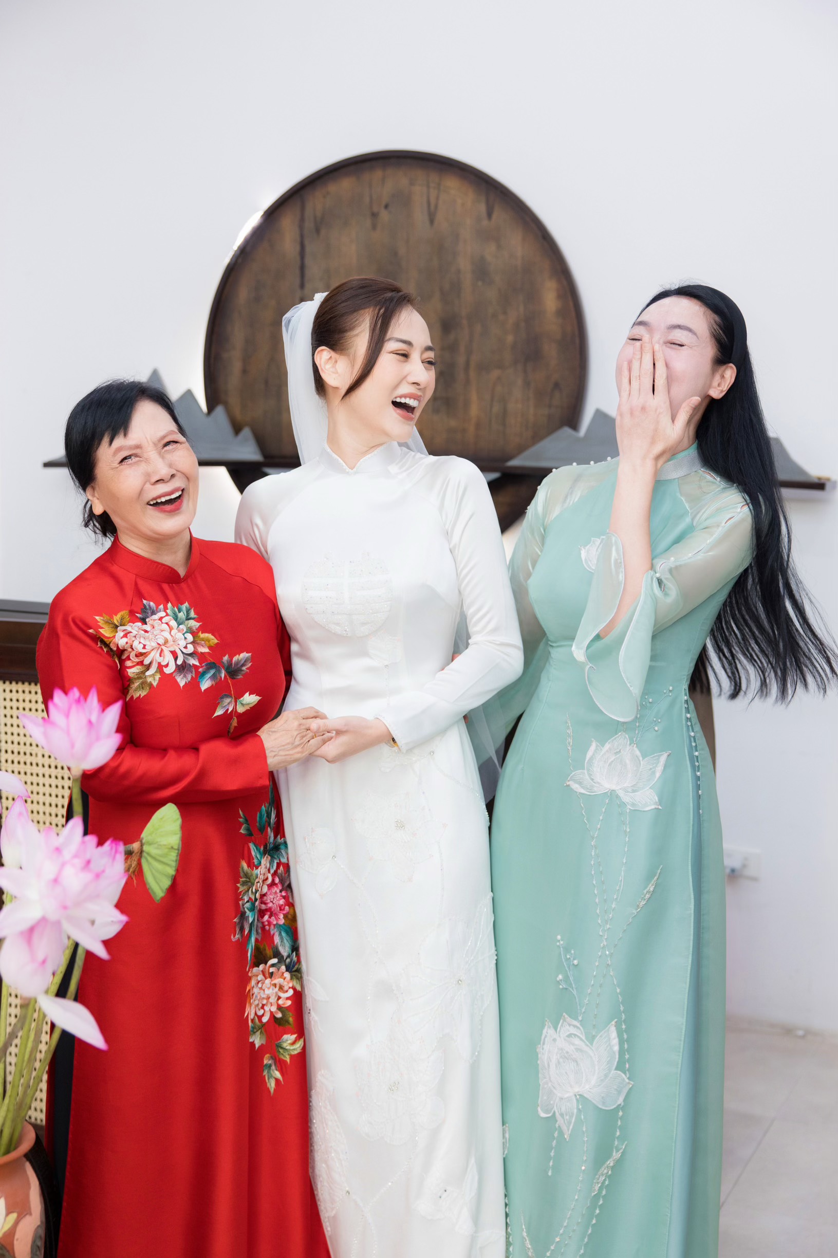 Phương Oanh và mẹ Shark Bình thử áo dài cưới: Ngọc Hân tiết lộ thái độ "mẹ chồng - nàng dâu"