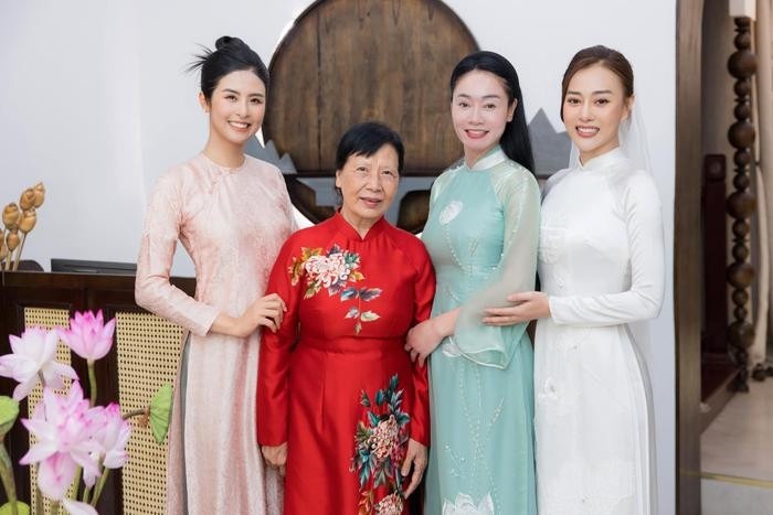 Ảnh nét căng bên trong đám hỏi của Phương Oanh - Shark Bình: Không gian sang trọng được trang trí bằng 600 bông hoa sen Ảnh nét căng bên trong đám hỏi của Phương Oanh - Shark Bình: Không gian sang trọng được trang trí bằng 600 bông hoa sen