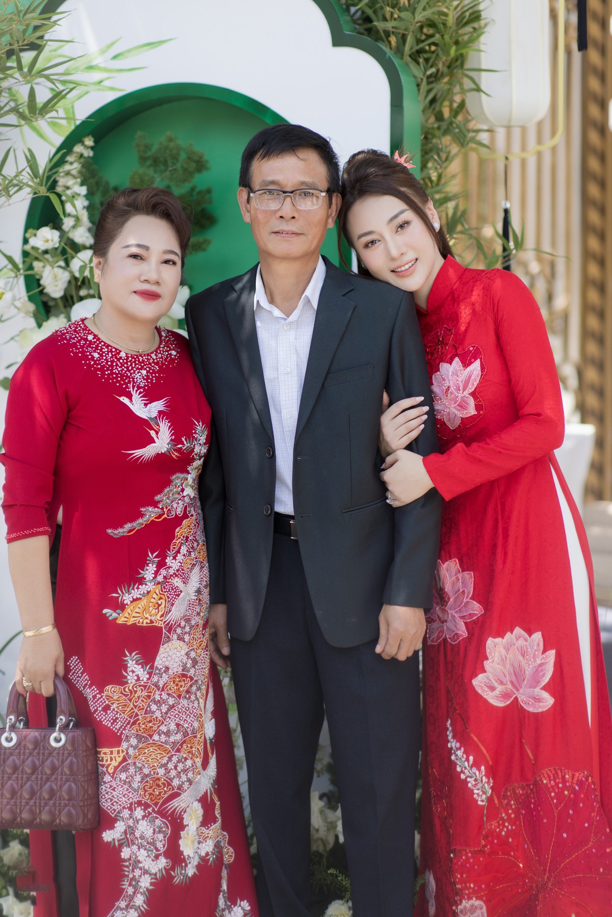 Phương Oanh hôn shark Bình trong lễ ăn hỏi Phương Oanh hôn shark Bình trong lễ ăn hỏi