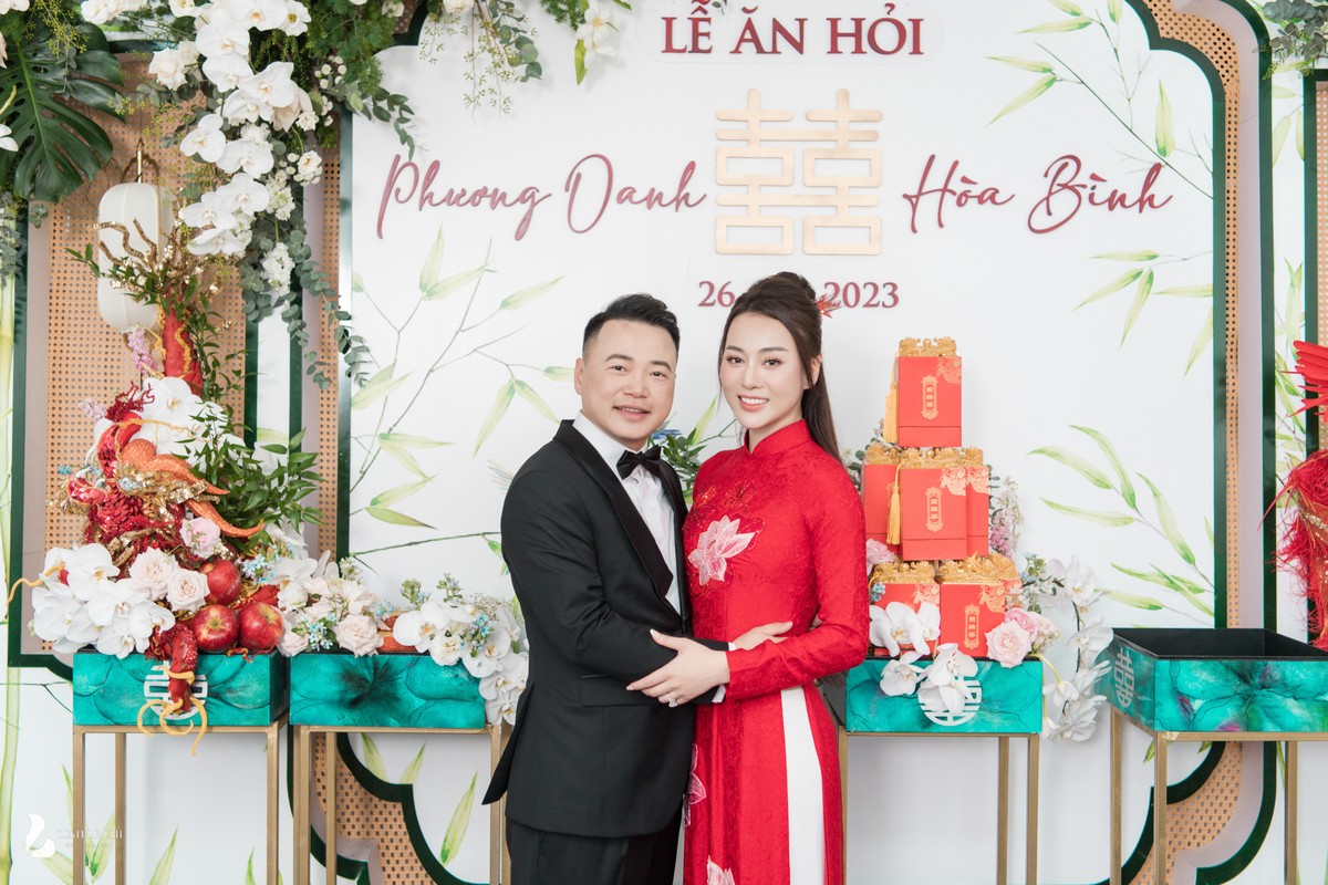 Phương Oanh hôn shark Bình trong lễ ăn hỏi Phương Oanh hôn shark Bình trong lễ ăn hỏi