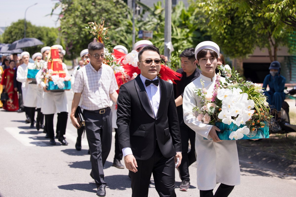 Phương Oanh hôn shark Bình trong lễ ăn hỏi Phương Oanh hôn shark Bình trong lễ ăn hỏi