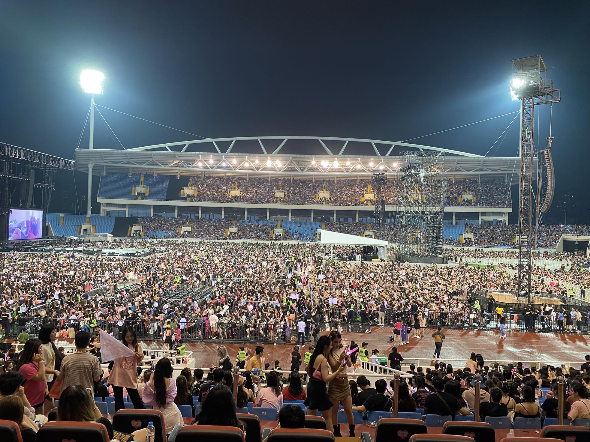 30.000 người đổ về xem show BlackPink, khu vực Mỹ Đình kẹt cứng nhiều giờ 30.000 người đổ về xem show BlackPink, khu vực Mỹ Đình kẹt cứng nhiều giờ
