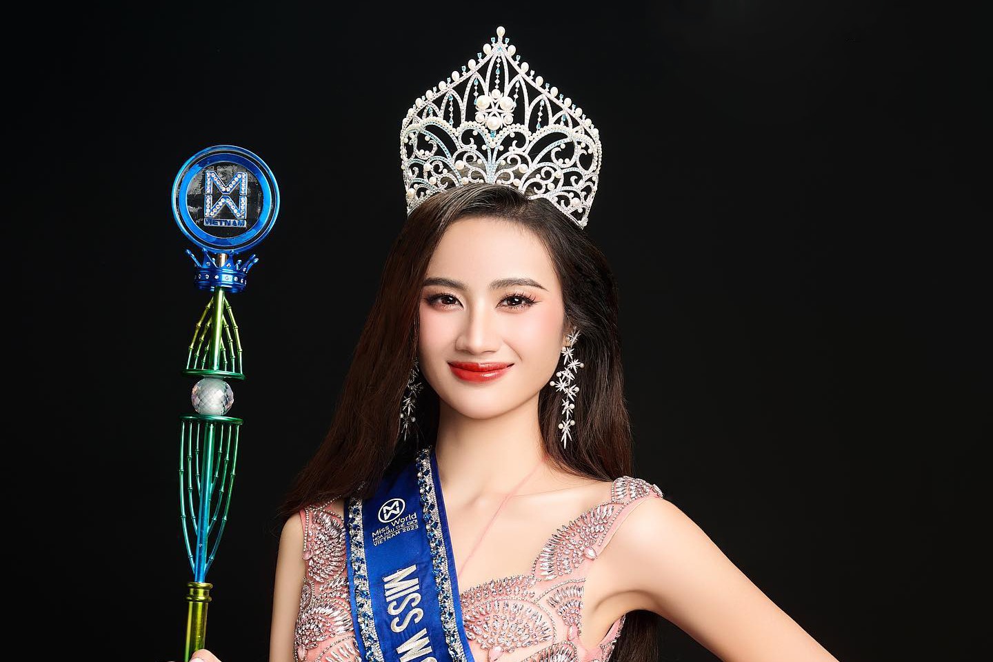 Tân hoa hậu Ý Nhi bị hơn 200.000 antifan tẩy chay và loạt hoa hậu vạ miệng