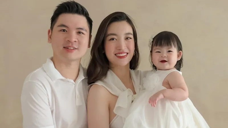 Con gái 1 tuổi của Đỗ Mỹ Linh 'đốn tim' Hội chị em Hoa hậu, Á hậu