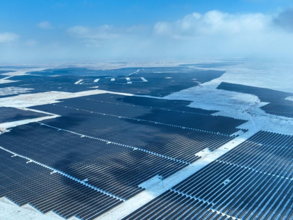 Các tấm pin mặt trời ở sa mạc Gobi ở miền bắc Trung Quốc