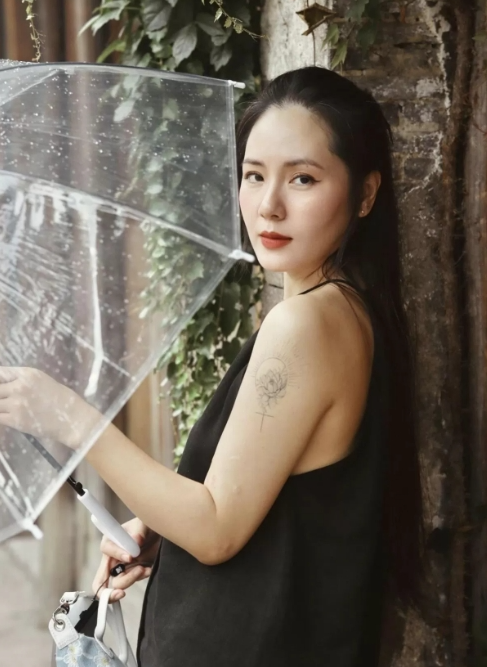 Ca sĩ Phương Linh xinh đẹp, trẻ trung tuổi 40