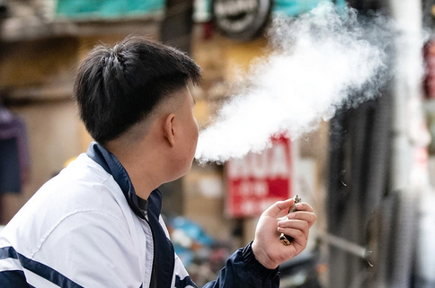 Đề xuất nghiêm cấm bán thuốc lá điện tử cho học sinh