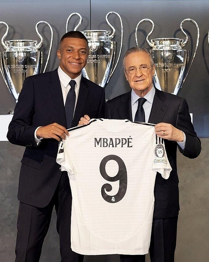 Mbappe ra mắt Real Madrid, được trao áo số 9