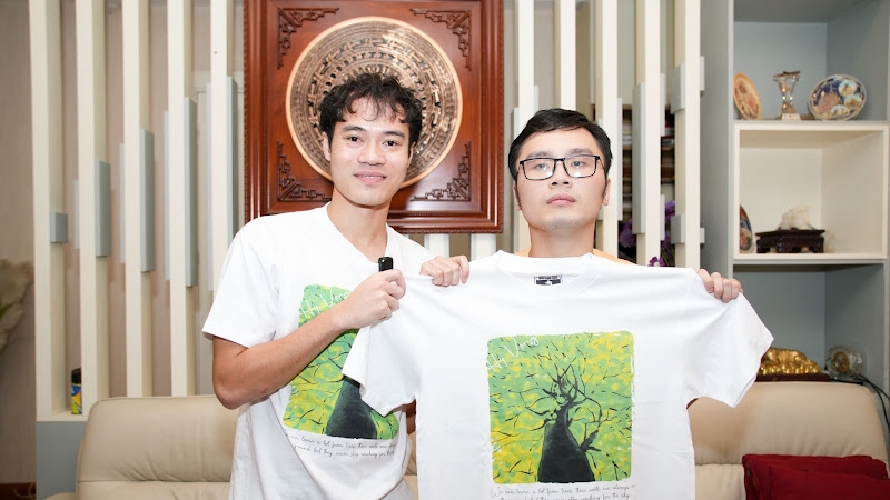 Cầu thủ Văn Toàn mua tranh rồi tặng lại áo cho các họa sĩ nhỏ tự kỷ