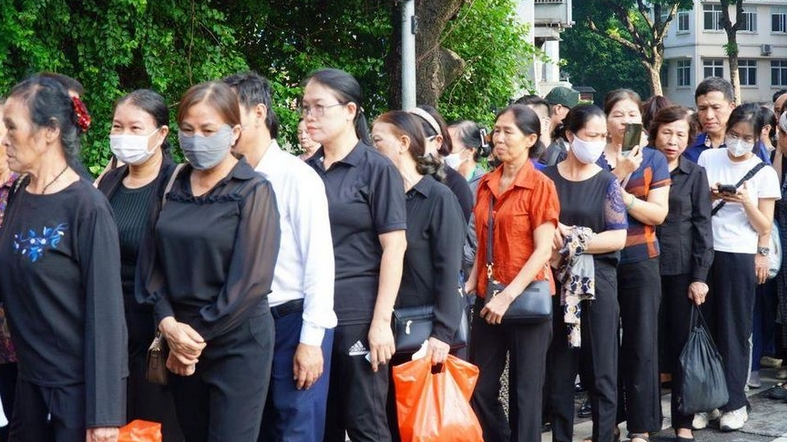 Người dân tiếc thương, xúc động chờ viếng Tổng Bí thư Nguyễn Phú Trọng