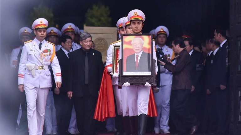 Linh xa đưa di hài Tổng Bí thư Nguyễn Phú Trọng về nơi an nghỉ cuối cùng