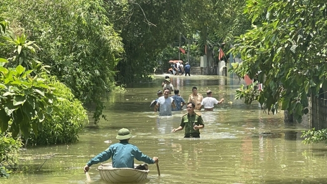 Hà Nội khẩn trương khắc phục khó khăn cho người dân vùng ngập lụt