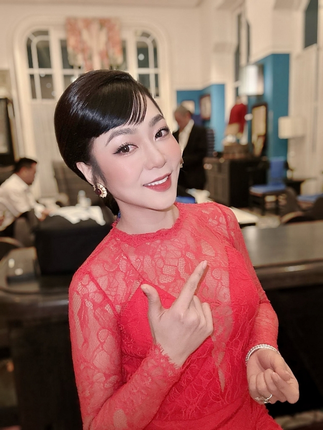 Hà Thanh Xuân mặc gợi cảm, trẻ trung sau sóng gió hôn nhân