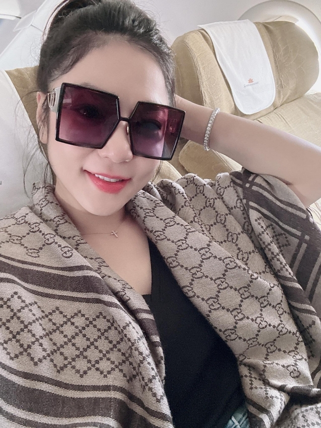 Hà Thanh Xuân mặc gợi cảm, trẻ trung sau sóng gió hôn nhân