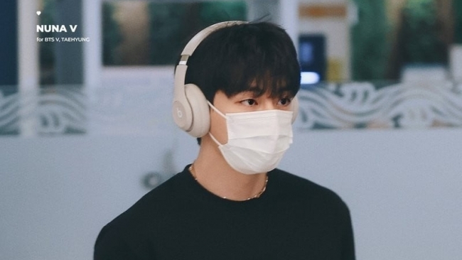 V (BTS) gây ấn tượng mạnh với thời trang tối giản