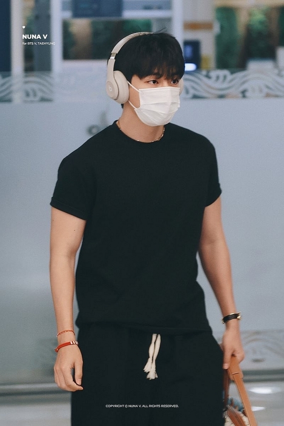 V (BTS) gây ấn tượng mạnh với thời trang tối giản