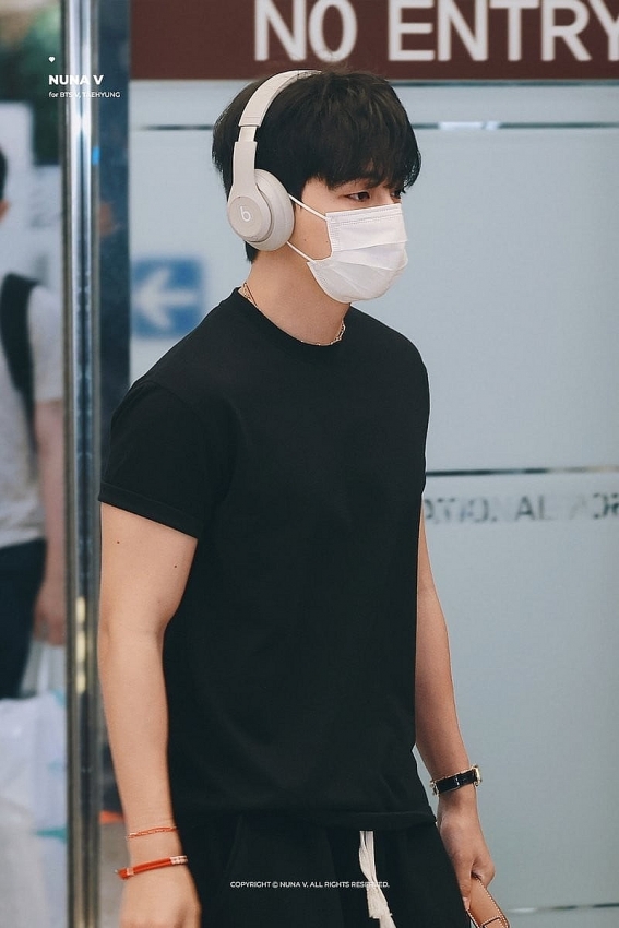 V (BTS) gây ấn tượng mạnh với thời trang tối giản