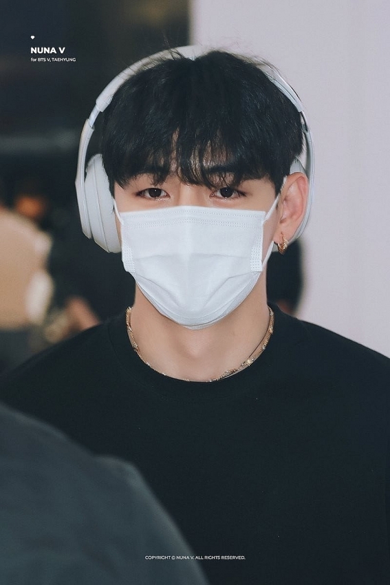 V (BTS) gây ấn tượng mạnh với thời trang tối giản