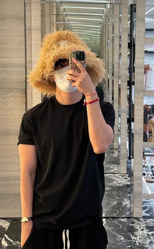 V (BTS) gây ấn tượng mạnh với thời trang tối giản
