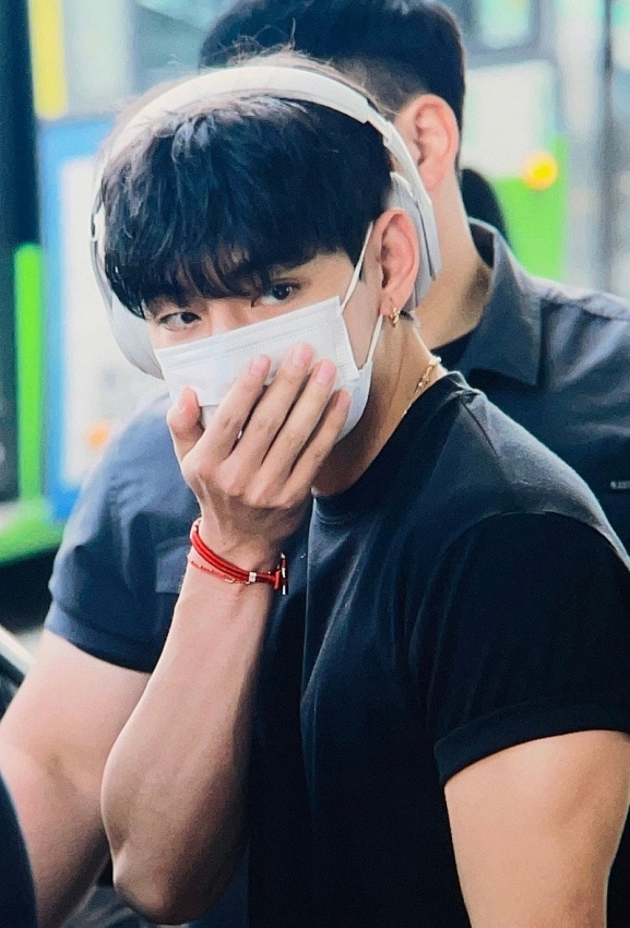 V (BTS) gây ấn tượng mạnh với thời trang tối giản
