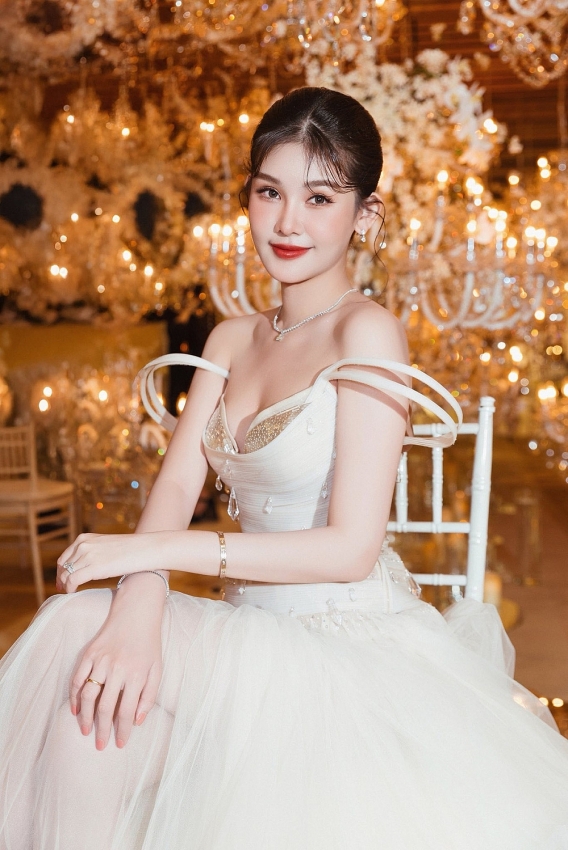 Hoa hậu từng gây tranh cãi có hôn nhân nhiều người ngưỡng mộ