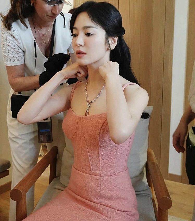 Song Hye Kyo gây kinh ngạc trong loạt ảnh mới, xứng tầm nữ thần nhan sắc