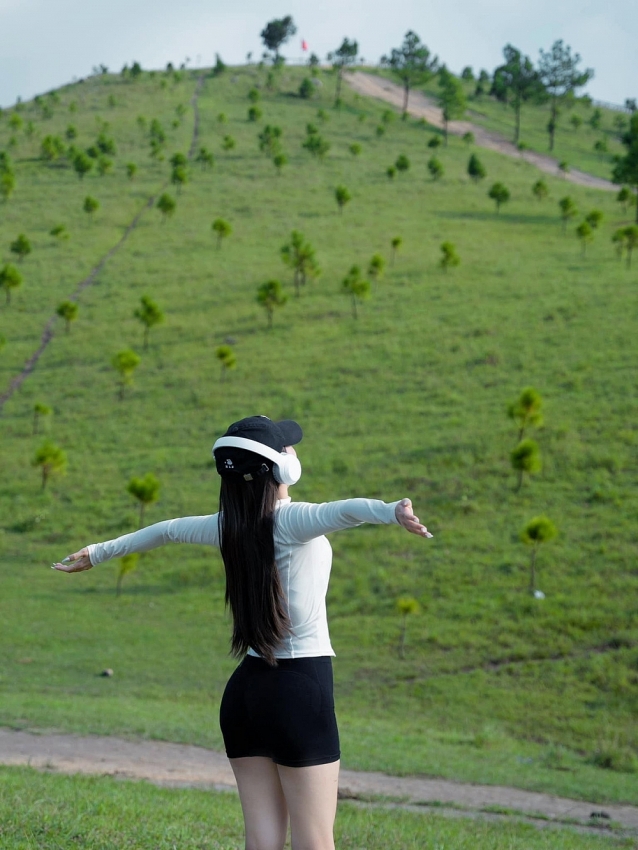 Vi vu đỉnh Phượng Hoàng, đắm mình giữa mây núi xanh